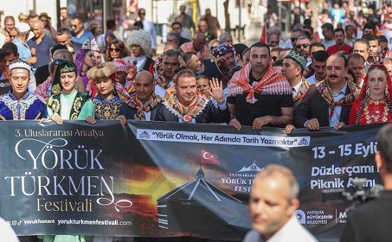 Antalya caddeleri Yörük göçüyle şenlendi