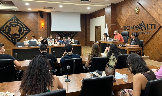 Alman Ve Türk Gençler Konyaaltı Meclisinde Siyaseti Konuştu