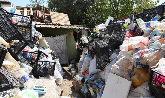 Kepez’de çöp ev temizlendi; 14 kamyon çöp çıktı