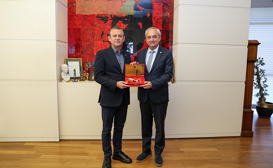 Kepez’in sembolik altın anahtarı CHP Genel Başkanı Özel’e teslim