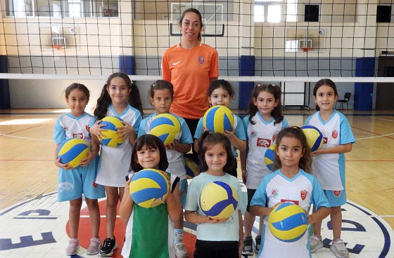 Minik voleybol yıldızları Kepez’de yetişiyor