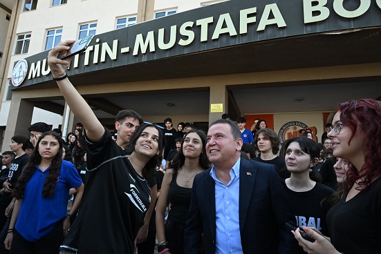 Başkan Muhittin Böcek yeni eğitim-öğretim yılı açılışında öğrencileri yalnız bırakmadı