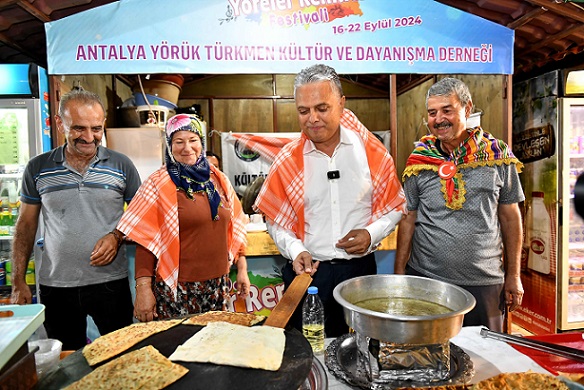 Baykan Uysal, derneklerin stantlarını gezdi