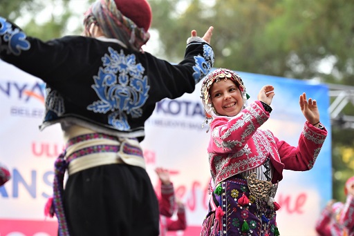 Halk danslarının kalbi Konyaaltı’nda attı