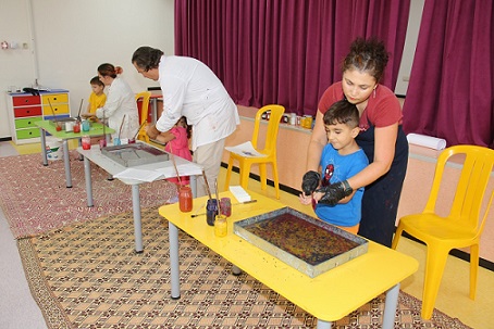 Minik eller Ebru Sanatı ile tanıştı