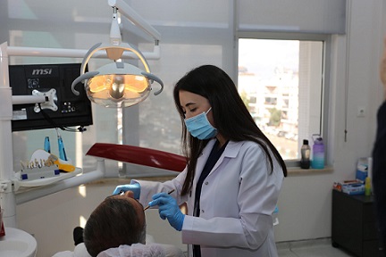 Diş Hekimi Akın uyardı: “Vücut sağlığı ağızda başlar”