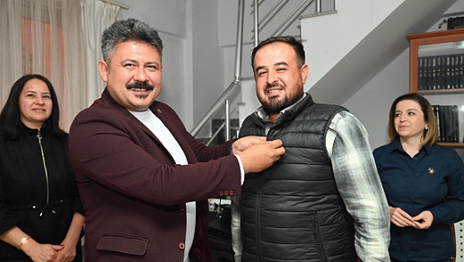 CHP Finike İlçe Başkanlığı’ndan Yeni Üyelere Rozet Takma Töreni