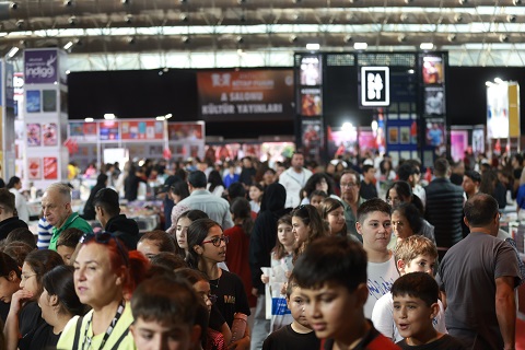 Antalya Kitap Fuarı’na öğrencilerden yoğun ilgi
