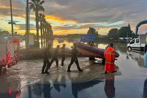 Antalya Büyükşehir ekipleri Manavgat’ta vatandaşın yanında