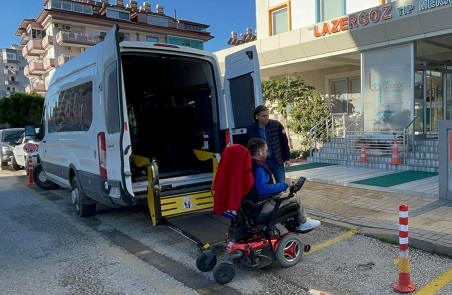 Büyükşehir Belediyesi Alanya’da engelli vatandaşları yalnız bırakmıyor