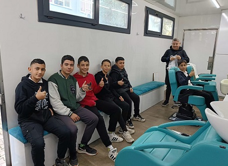 Mobil kuaför tırı öğrencilerin hizmetinde