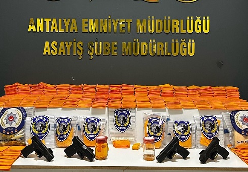 Antalya Polisi’nden uyuşturucu satıcılarına operasyon