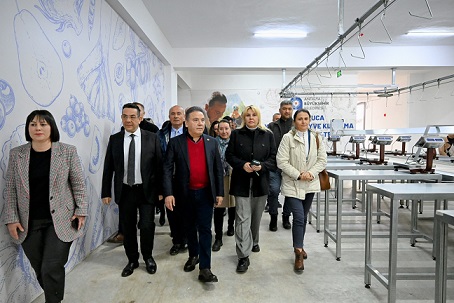 Başkan Böcek kurutma ve paketleme tesisini gezdi