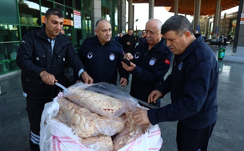Zabıta ekipleri otobüsle gönderilen 300 kg sakatata el koydu
