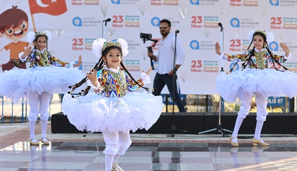 Antalyalı çocuklar 23 Nisan’ı dolu dolu kutluyor