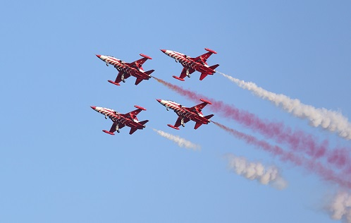Türk Yıldızları’ndan Antalya semalarında nefes kesen gösteri