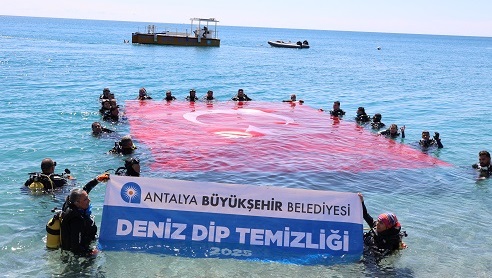 Konyaaltı Sahili’nde deniz dibi temizliği yapıldı