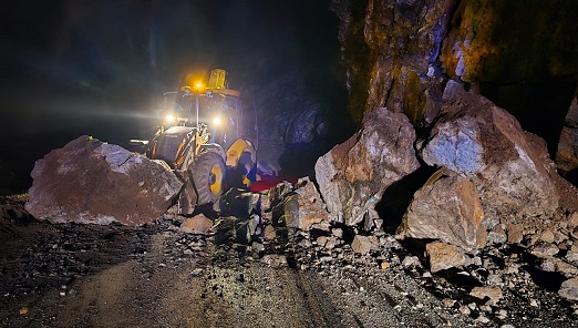 Heyelan nedeniyle kapanan Taşatan yolu açıldı