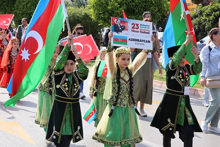 Antalya sokakları dünya çocuklarıyla renklendi