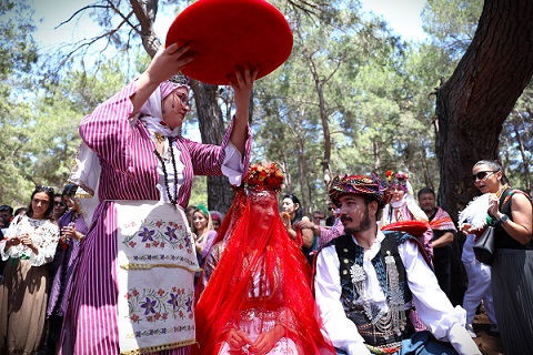 Genç çift festivalde Yörük gelenekleriyle kına yaktı