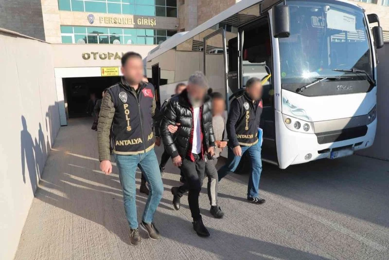 Antalya’da Eş Zamanlı Operasyonda 92 şahıs yakalandı!