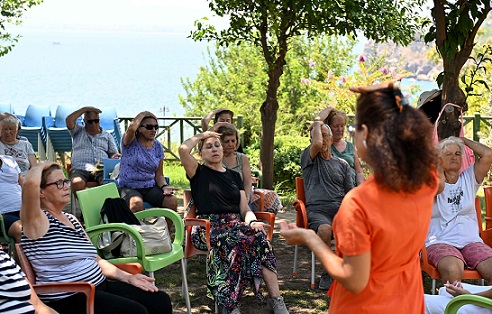Yaşlı Evi’nde yoga ve meditasyon