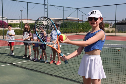 Döşemealtı’nda yeni tenis kursu açıldı