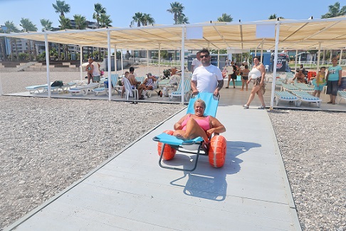 Antalya’da Engelsiz plajlarına ziyaretçi akını