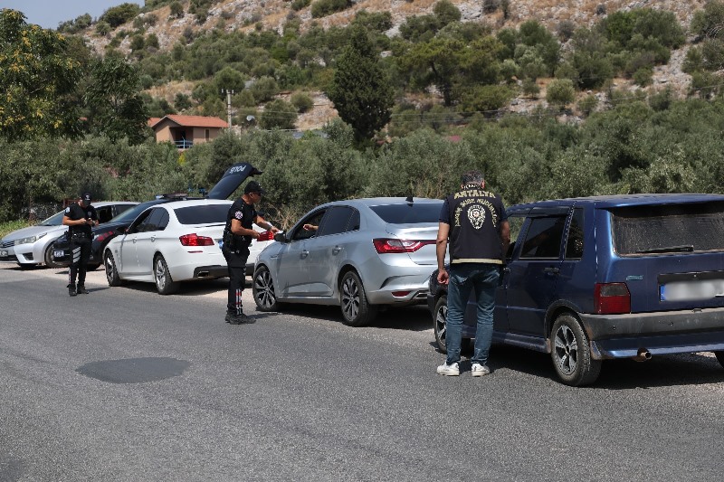 Antalya’da eş zamanlı asayiş uygulaması yapıldı