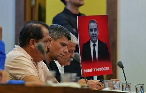 Muhittin Böcek’ten Konyaaltı Meclisi’ne Anlamlı Mesaj