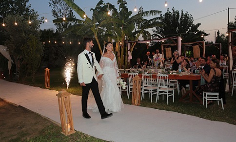 Düğünlerde Yeni Trend Gelin-Damat Davetlilere Servis Yapıyor