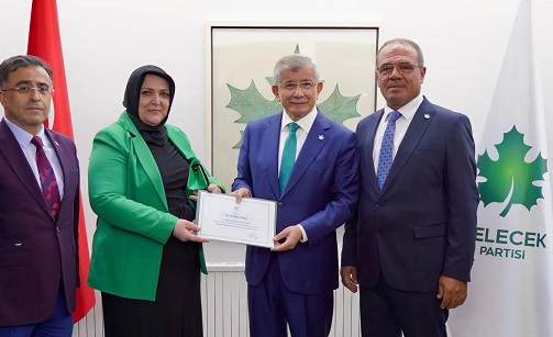 Gelecek Antalya güçleniyor! Yeni atananlara rozeti Davutoğlu taktı