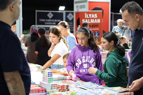 Antalya Kitap Fuarı’nda hafta sonu yoğunluğu yaşandı
