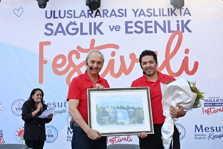 Başkan Kocagöz ve sanatçı Mert Fırat “Sanatın Yaşlılıkta İyileştirici Gücü”nü konuştu