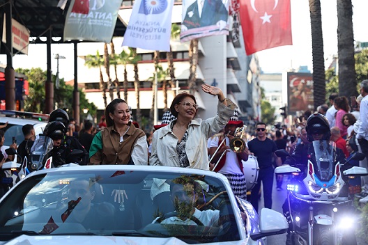 Antalya sokaklarında ünlü geçidi