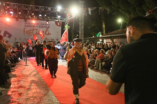 Kepez’de “Zamana Meydan Okuyan” defile