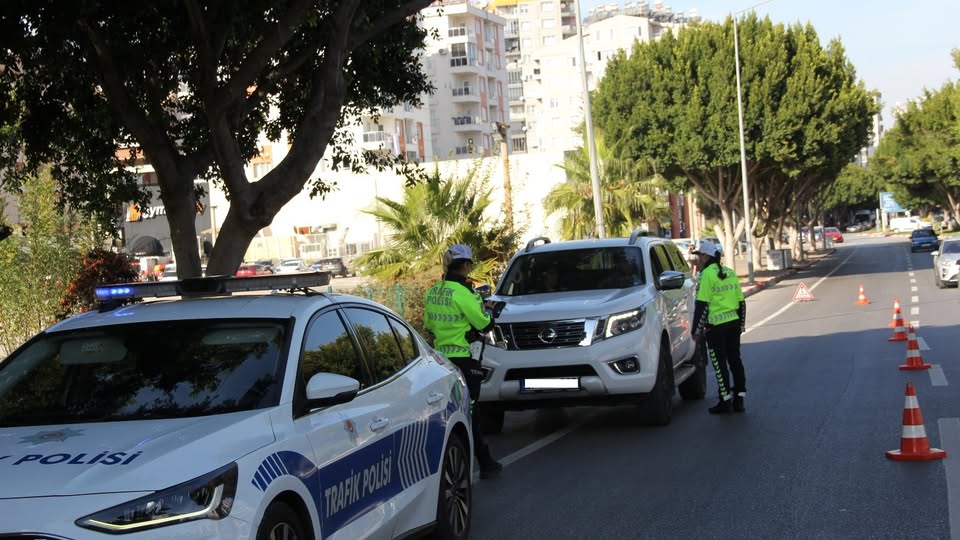 Antalya’da Trafik denetimlerinde bin 68 sürücüye ceza!