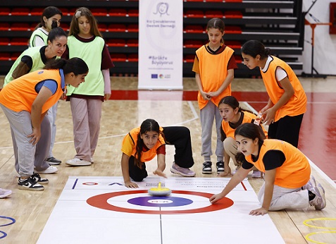 Antalya Büyükşehir kız çocuklarını floor curling sporu ile tanıştırdı