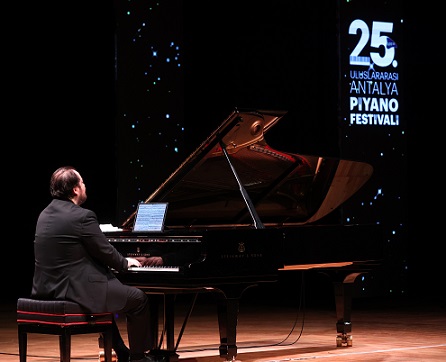 Gökhan Aybulus Antalyalıları büyüledi