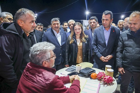 Başkan Vekili Büşra Özdemir’den hal esnafına ziyaret