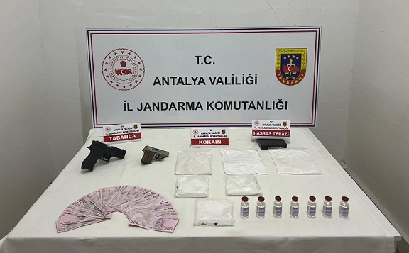 Antalya Kepez’de jandarmadan 3 eve uyuşturucu baskını