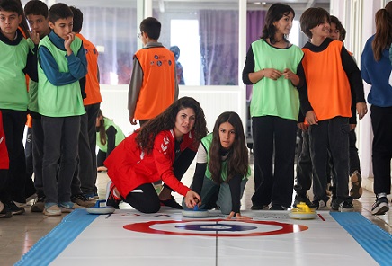 Antalya’da kız çocukları Floor Curling ile tanıştı