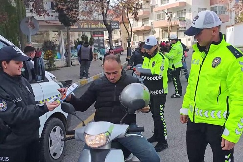 Korkuteli’nde Kaskın Varsa, Şansın da Var projesi kapsamında sürücülere kask dağıtıldı