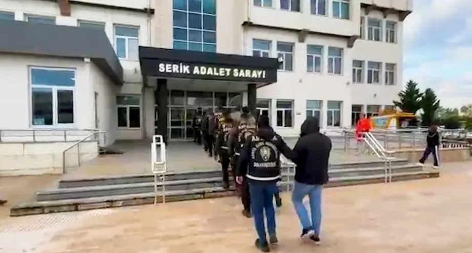 Kendisini Polis ve Savcı olarak tanıtarak dolandırıcılık yapan 12 şahıs tutuklandı