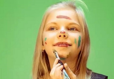 Çocuklarda makyaj tehlikesi: 7 yaşa indi