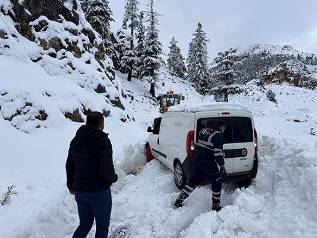 Karla mücadele çalışmasında Akseki’de 4 vatandaş kurtarıldı