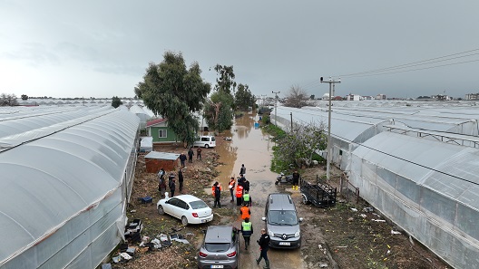 Antalya Büyükşehir Belediyesi sel afetinden zarar gören vatandaşın yanında