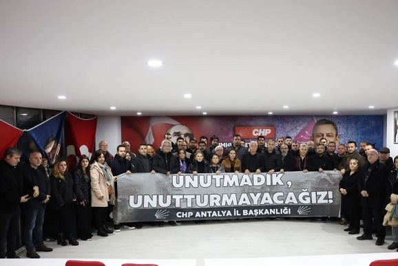 CHP Antalya depremzedeleri andı, unutmadık mesajı verdi