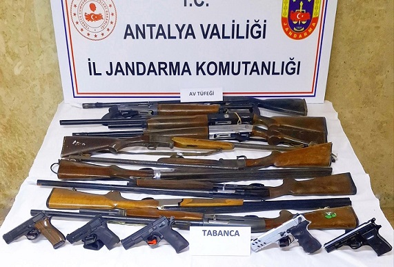 Korkuteli’nde ruhsatsız silah operasyonu: 15 silah ele geçirildi