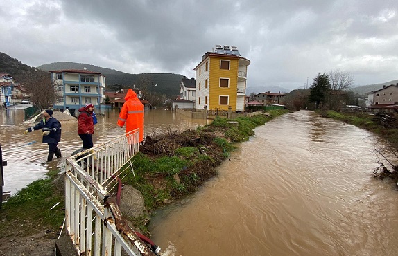 Antalya Büyükşehir Belediyesi ekipleri yağışın izlerini siliyor